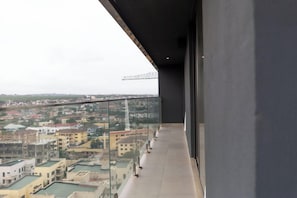 Deluxe-huoneisto, parveke, kaupunkinäköala | Näkymä parvekkeelta