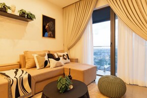 Deluxe-Apartment, Balkon, Stadtblick | Wohnbereich