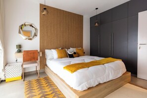 Deluxe-Apartment, Balkon, Stadtblick | Bügeleisen/Bügelbrett, kostenloses WLAN