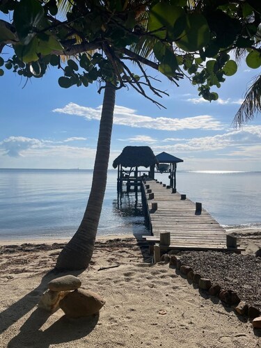 Casa Corazón - Spacious 6 Bedroom Beachfront Villa with Pool & Pier