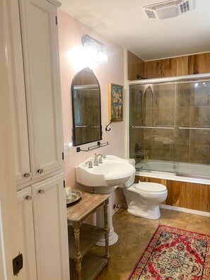 Bañera de hidromasaje, secador de pelo, toallas, jabón