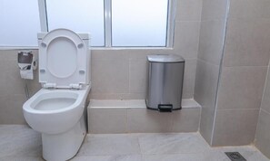 Phòng đơn Deluxe, quang cảnh thành phố | Phòng tắm | Buồng tắm vòi sen, áo choàng tắm, dép đi trong nhà, khăn tắm 
