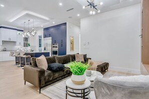 Televisión y chimenea 