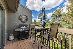 Outdoor dining - Modern Flagstaff Escape 2BR/2BA, Trails & Views (Flagstaff)