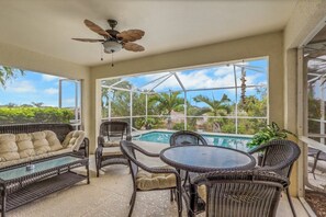 Outdoor dining - La Isla Coral 1032 - NE Cape Coral 3b 2ba heated pool Fresh Water Canal free Internet (Cape Coral)