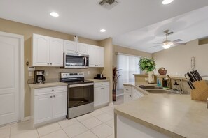 Fridge, microwave, oven, stovetop - La Isla Coral 1032 - NE Cape Coral 3b 2ba heated pool Fresh Water Canal free Internet (Cape Coral)