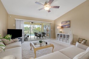 Smart TV - La Isla Coral 1032 - NE Cape Coral 3b 2ba heated pool Fresh Water Canal free Internet (Cape Coral)