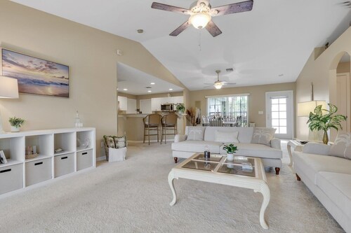 La Isla Coral 1032 - NE Cape Coral 3b 2ba  heated pool Fresh Water Canal free Internet