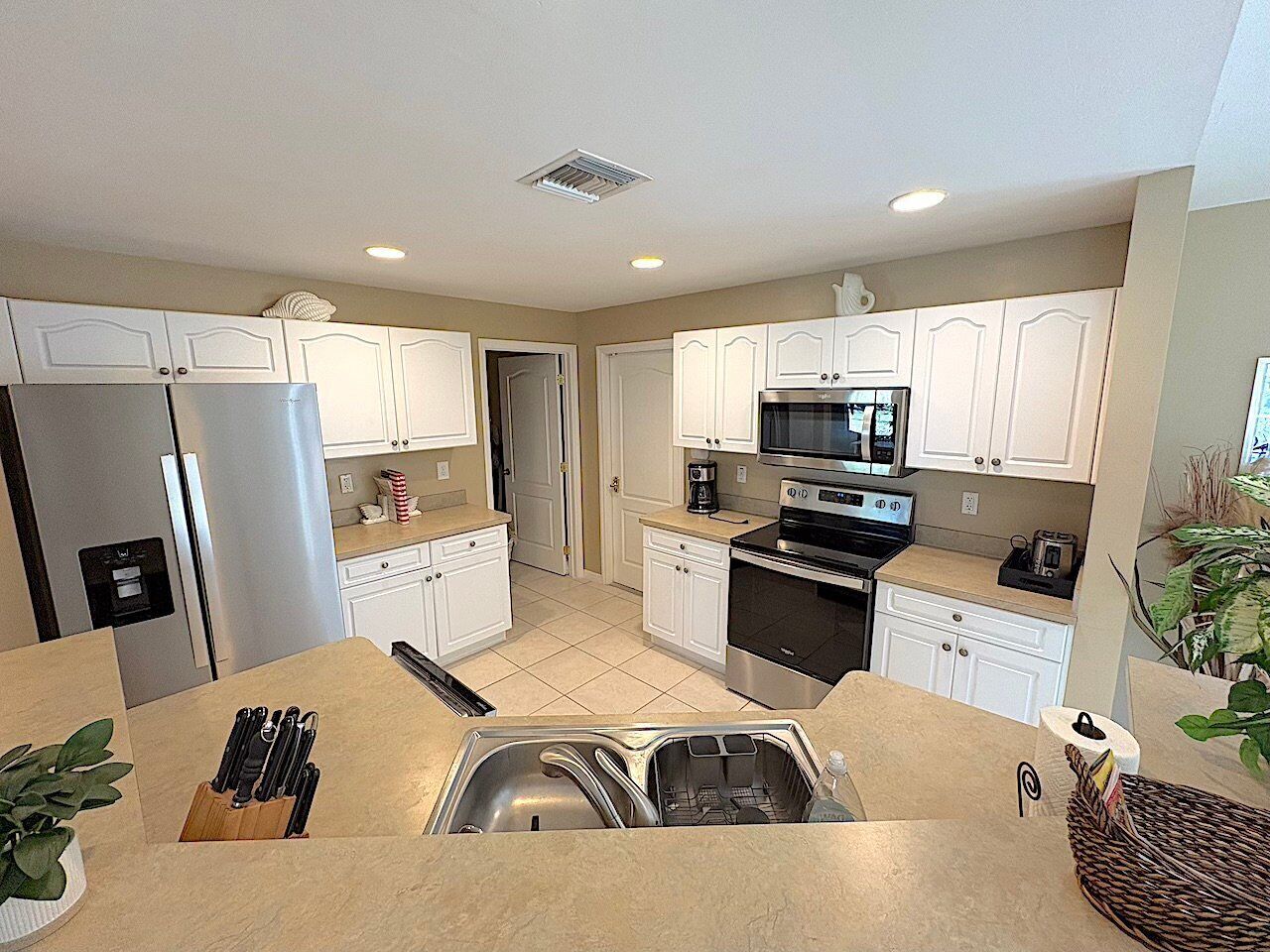 冷蔵庫、電子レンジ、オーブン、コンロ