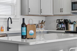 Wasserkocher mit Kaffee-/Teezubehör, Kühlschrank, Mikrowelle, Ofen