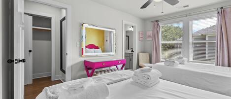 3 slaapkamers, een strijkplank/strijkijzer, gratis wifi, beddengoed