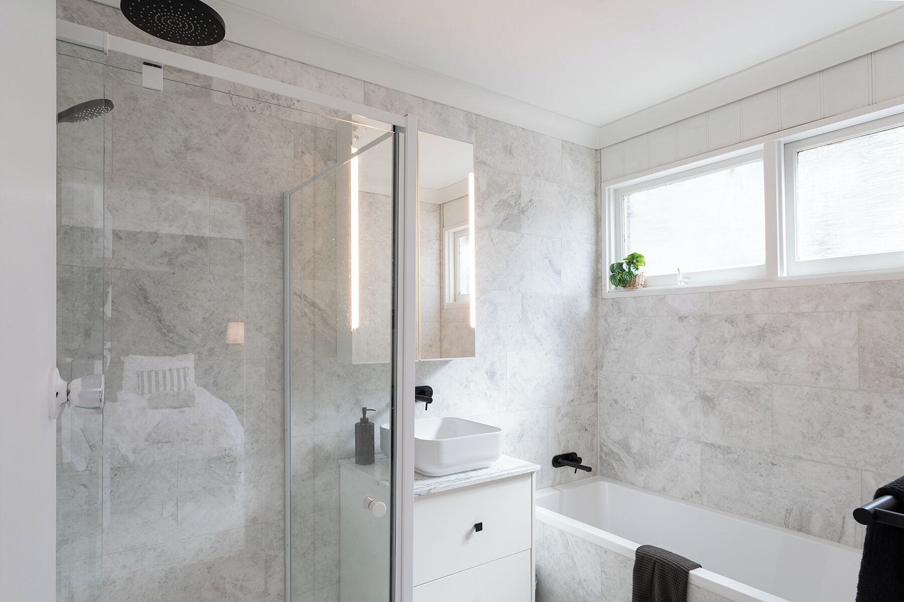 Dusche, Haartrockner, Handtücher, Seife