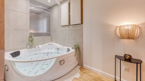 バスローブ、タオル、石鹸、トイレットペーパー