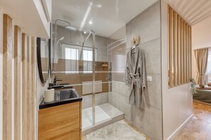Bademäntel, Handtücher, Seife, Toilettenpapier
