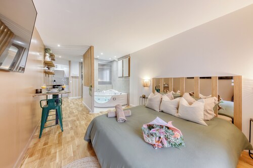 Love Life Room-Jacuzzi-Netflix-Access-24/7-Private