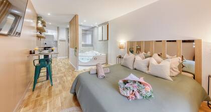 Love Life Room-Jacuzzi-Netflix-Access-24/7-Private