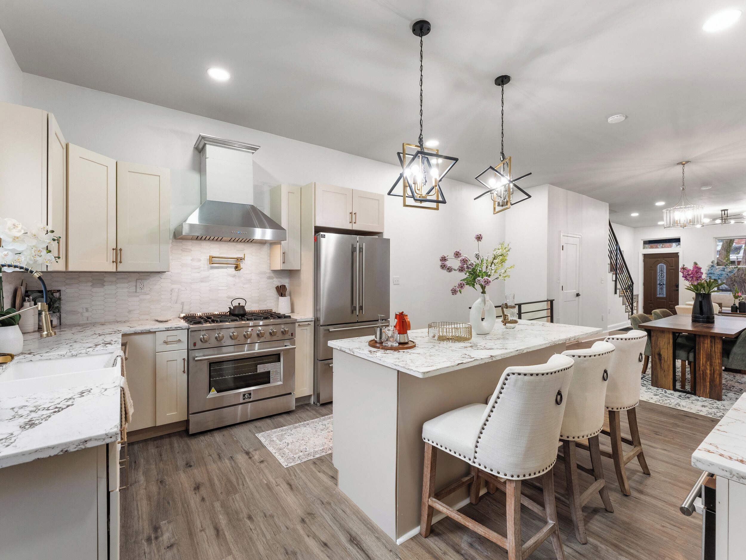 Réfrigérateur, four à micro-ondes, un four, surface de cuisson