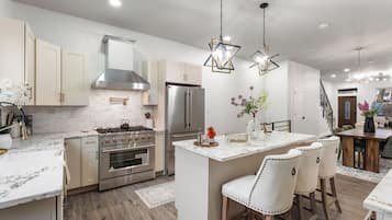 Een koelkast, een magnetron, een oven, een kookplaat