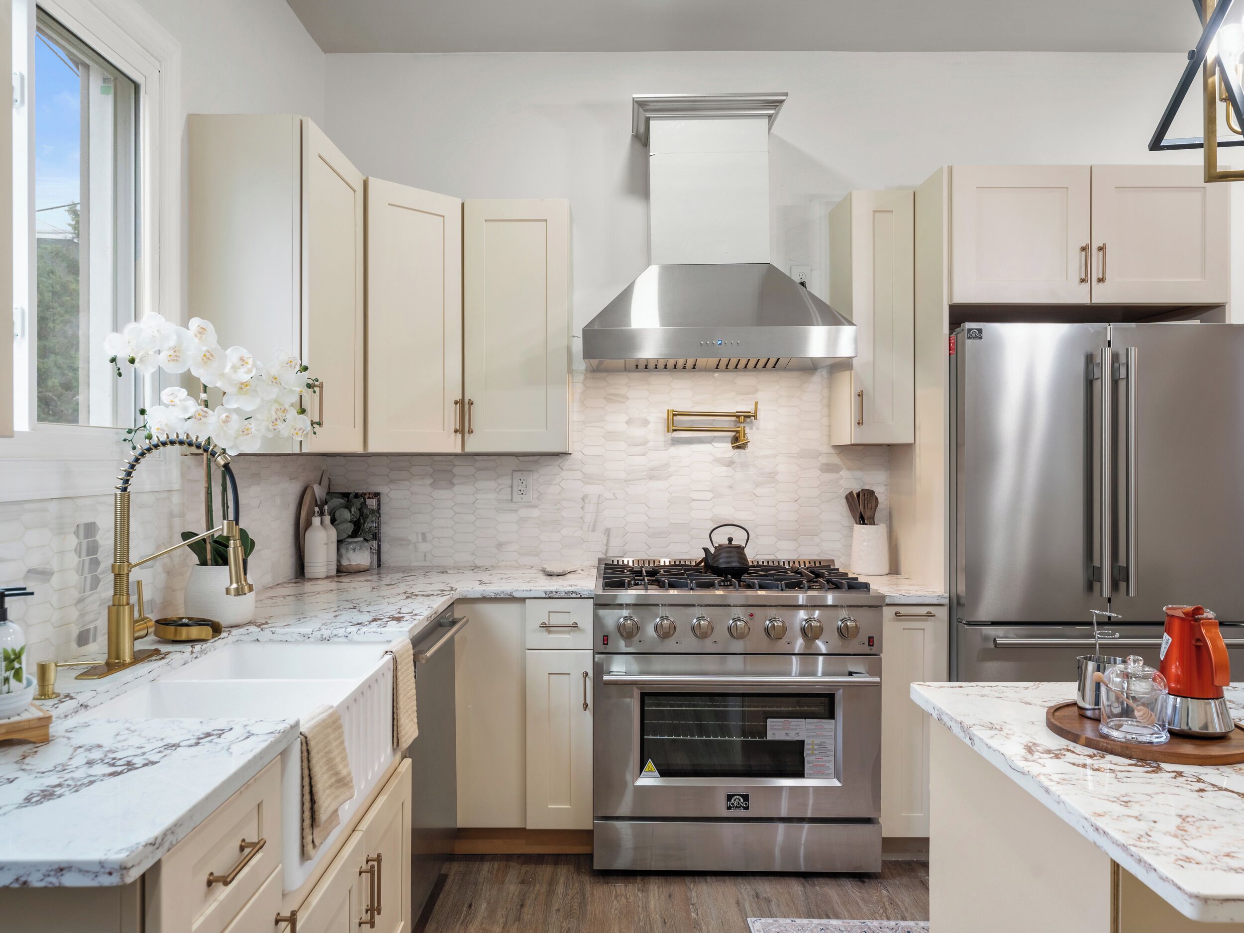 Réfrigérateur, four à micro-ondes, un four, surface de cuisson