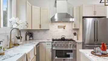 Réfrigérateur, four à micro-ondes, un four, surface de cuisson