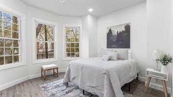 Een strijkplank/strijkijzer, gratis wifi, beddengoed