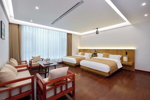 مكتب ومساحة عمل للكمبيوتر المحمول وستائر تعتيم وواي فاي مجانًا