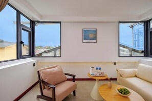 Signature-Zweibettzimmer, Hügelblick | Schreibtisch, laptopgeeigneter Arbeitsplatz, Verdunkelungsvorhänge