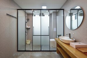 Classic Double Room, Hill View | Bathroom | Shower, free toiletries, hair dryer, slippers - Da Le Zhi Ye Homestay (Deqin)