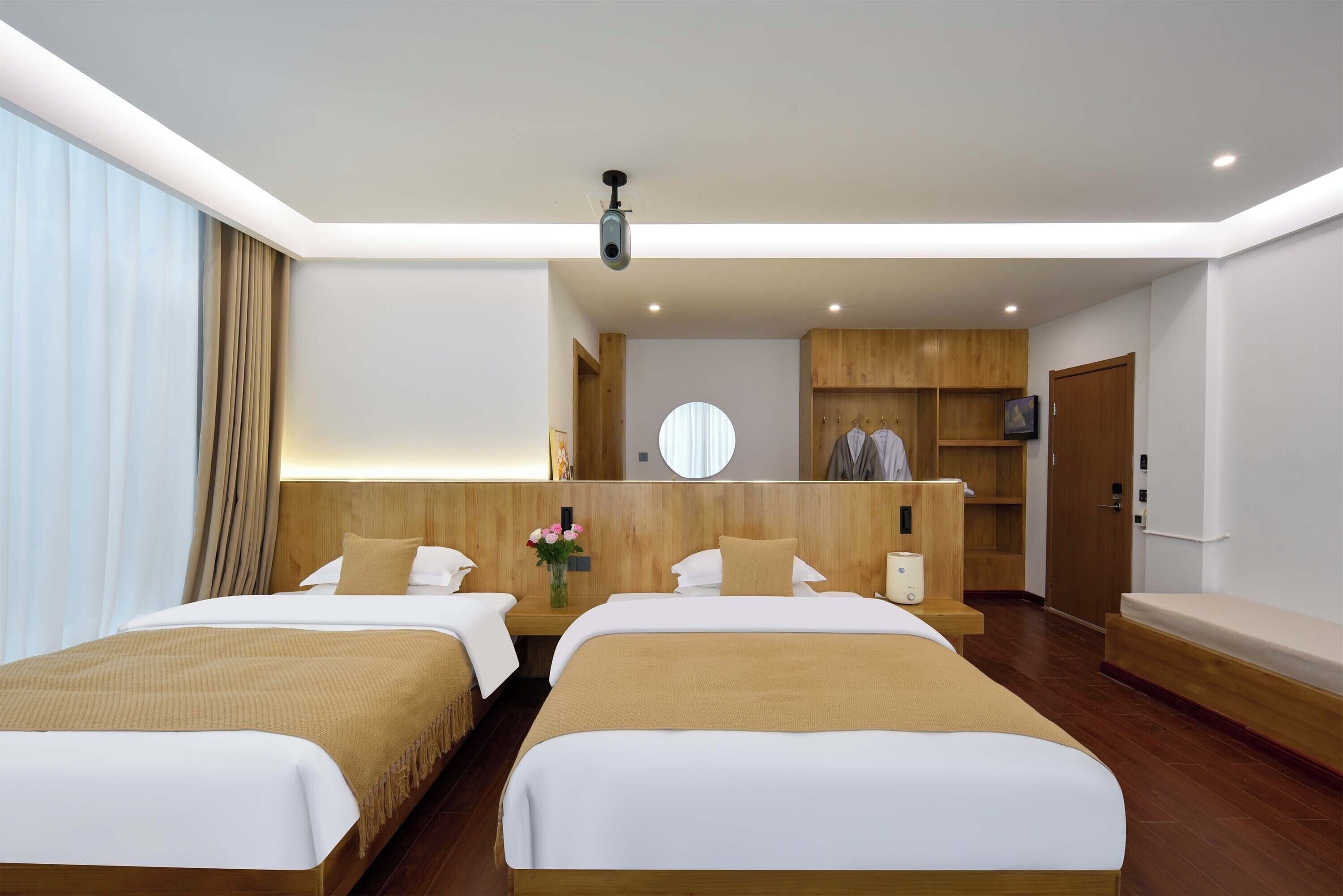 Habitació amb dos llits individuals superior, vistes al turó | Escriptori, espai de treball apte per a portàtils i cortines opaques 