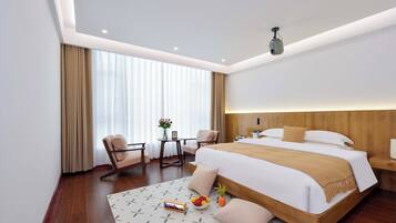 Classic-Doppelzimmer, Hügelblick | Schreibtisch, laptopgeeigneter Arbeitsplatz, Verdunkelungsvorhänge