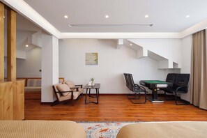 مكتب ومساحة عمل للكمبيوتر المحمول وستائر تعتيم وواي فاي مجانًا