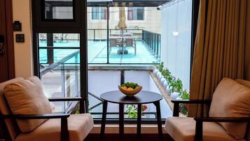 Standard-Zweibettzimmer, Hügelblick | Schreibtisch, laptopgeeigneter Arbeitsplatz, Verdunkelungsvorhänge