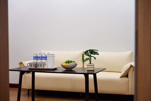 مكتب ومساحة عمل للكمبيوتر المحمول وستائر تعتيم وواي فاي مجانًا