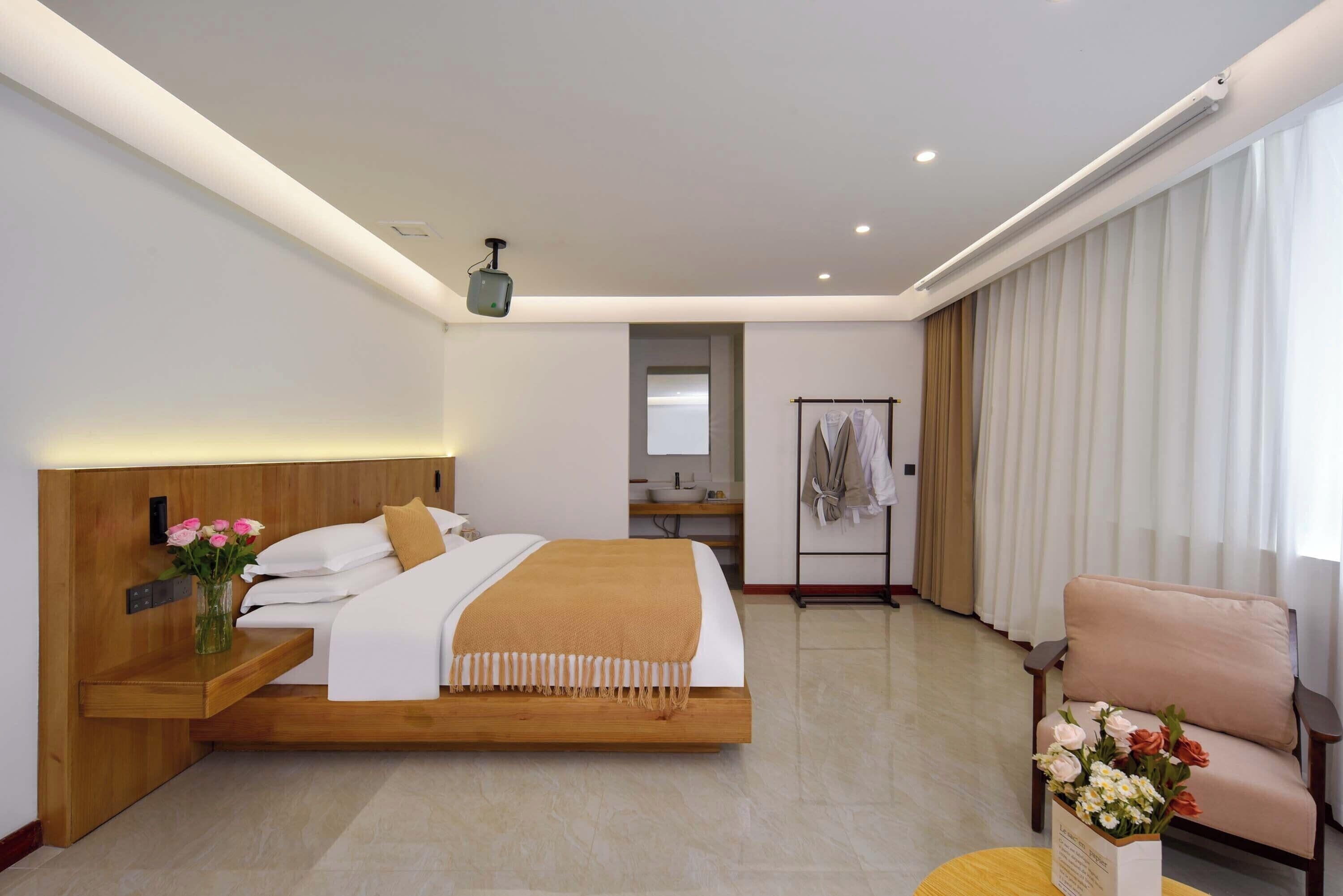 Habitació doble sènior, vistes al turó | Escriptori, espai de treball apte per a portàtils i cortines opaques 