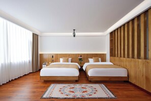 Familien-Dreibettzimmer, Hügelblick | Schreibtisch, laptopgeeigneter Arbeitsplatz, Verdunkelungsvorhänge