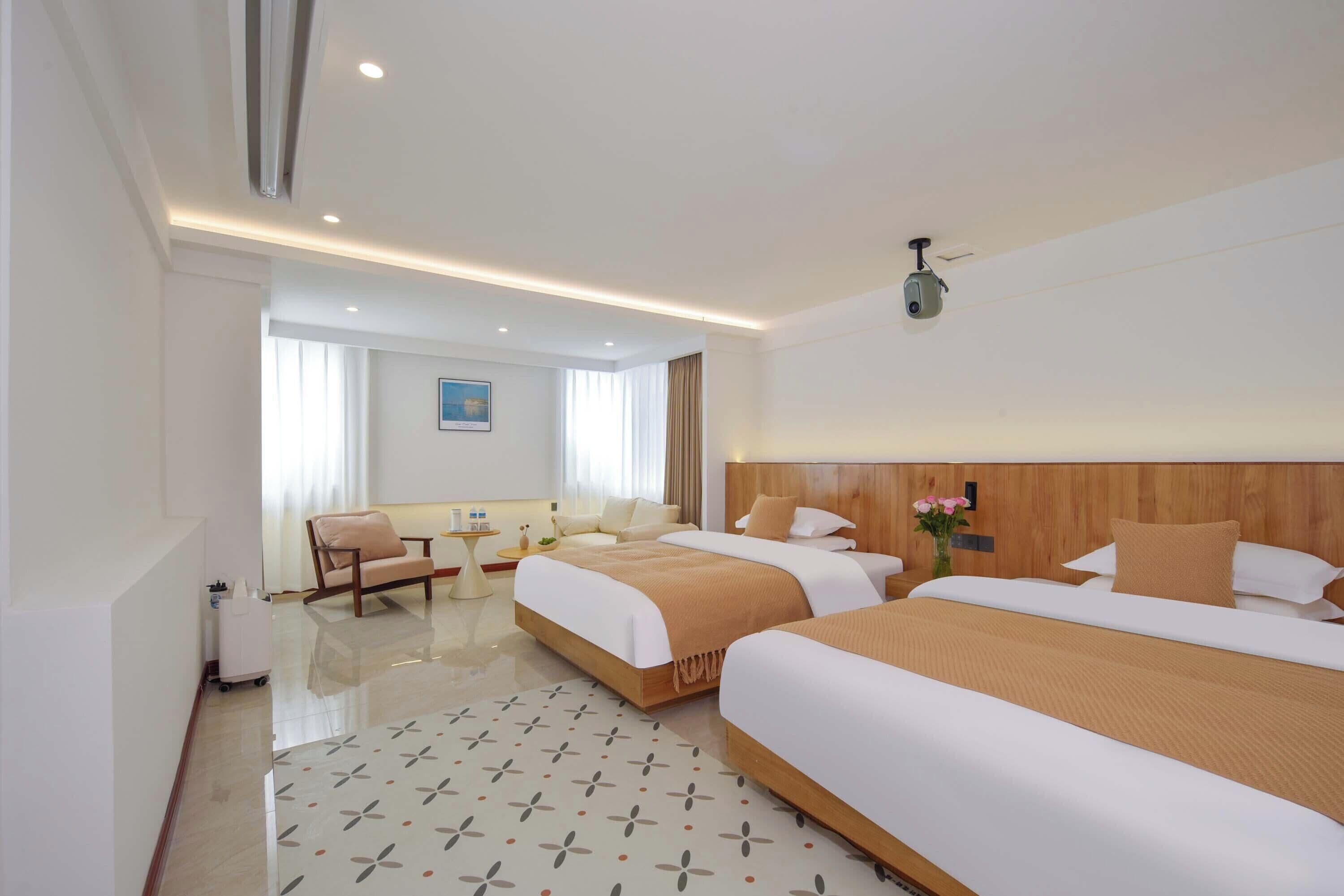 Habitació amb dos llits individuals destacada, vistes al turó | Escriptori, espai de treball apte per a portàtils i cortines opaques 