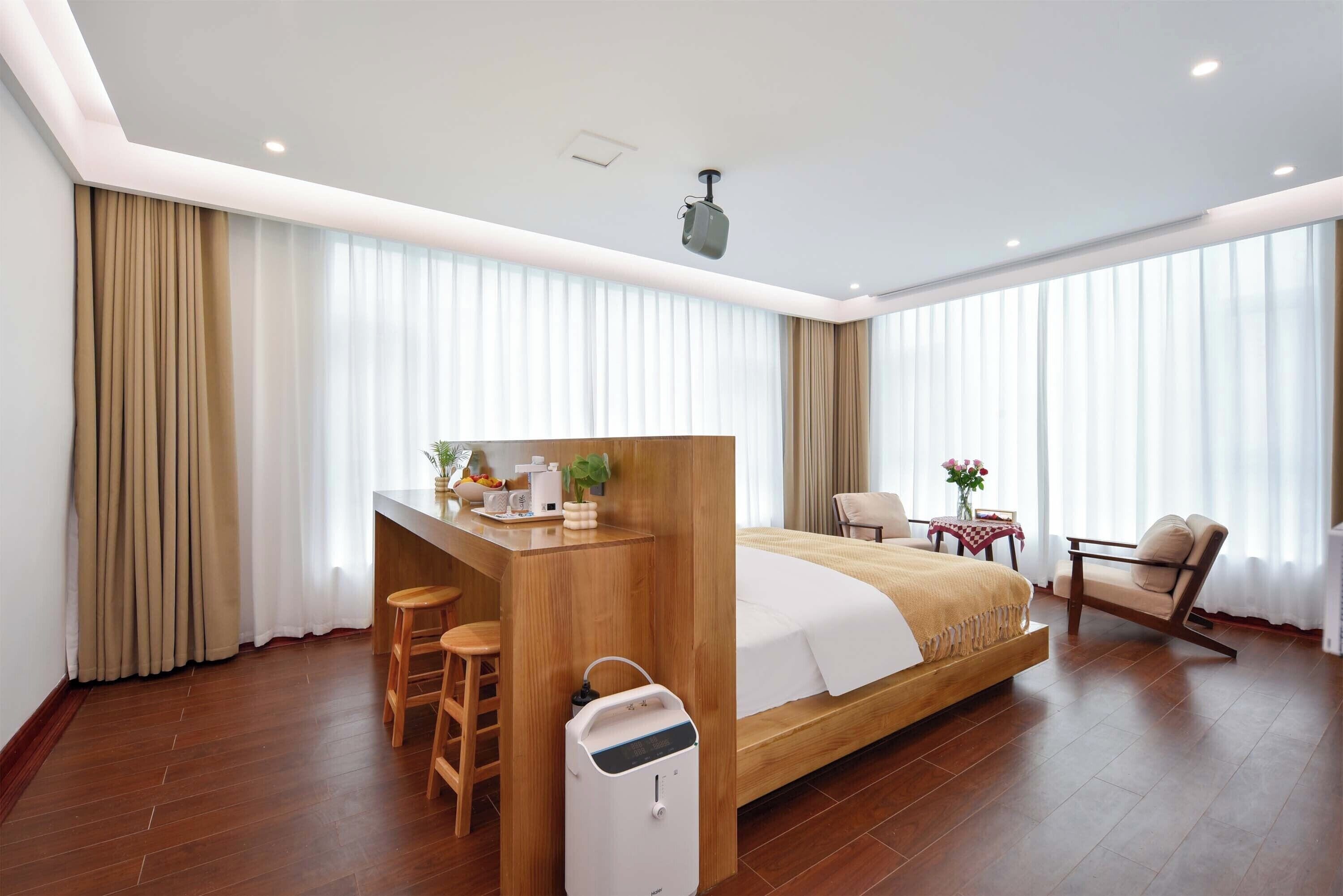 Habitació doble de luxe, vistes al turó | Escriptori, espai de treball apte per a portàtils i cortines opaques 