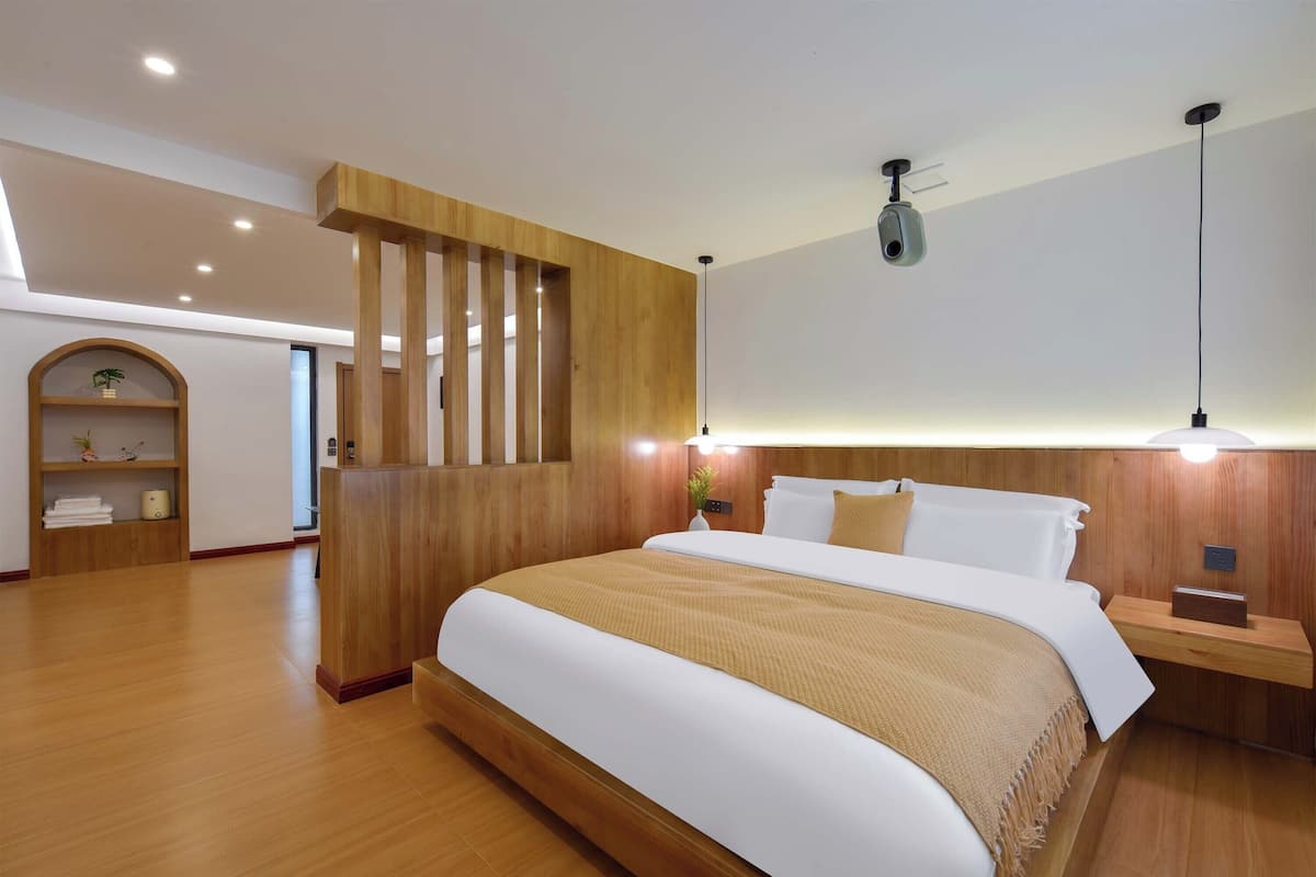 Panoramic Suite, Hill View | Desk, laptop workspace, blackout drapes, free WiFi