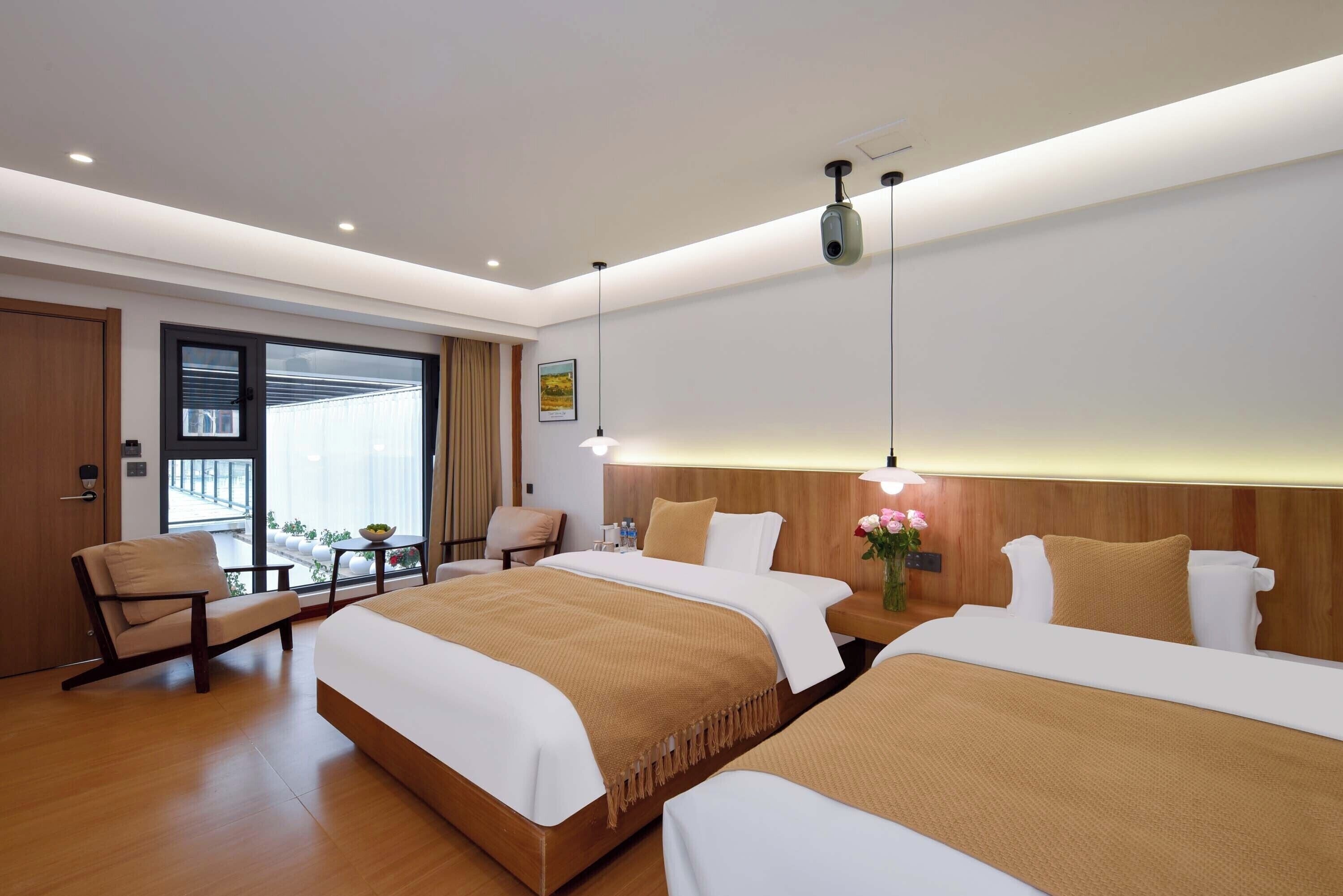 Habitació amb dos llits individuals estàndard, vistes al turó | Escriptori, espai de treball apte per a portàtils i cortines opaques 