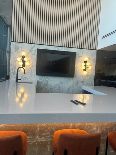 Cozy 1-bedroom condo in superb Kitchener with AC, fitness room, swimspa