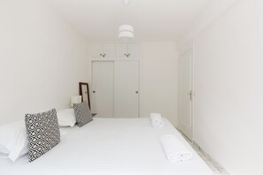 1 chambre, fer et planche à repasser, accès à Internet, literie fournie