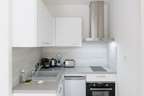 Kjøleskap, ovn, kokeplater og brødrister