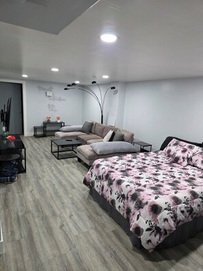 4 bedrooms, WiFi, bed sheets - Recently Remodeled 4-bedroom house in brilliant Topeka (Topeka)