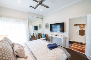 3 bedrooms, desk, iron/ironing board, WiFi