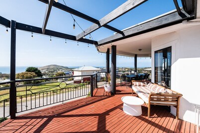 BaeView: Panoramic Group Stay Above Encounter Bay