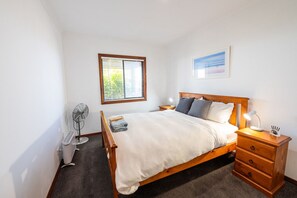 6 bedrooms, iron/ironing board, WiFi, bed sheets