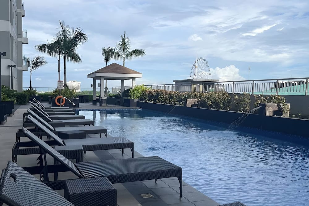 Luxury Bay Condo Near MOA With Balcony Free Wi-fi