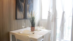 Huoneisto, 1 makuuhuone, parveke, kaupunkinäköala | Ruokasali