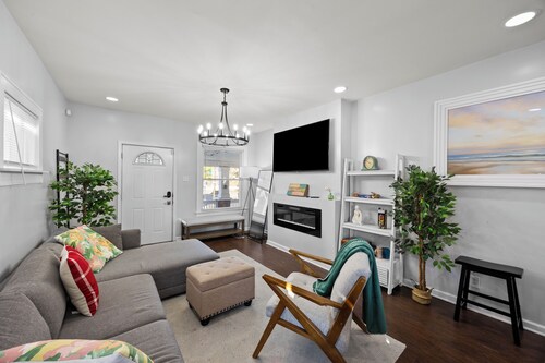 Newly Renovated 3BR 1.5BATHS Near Children's Hospital & Downtown Columbus!