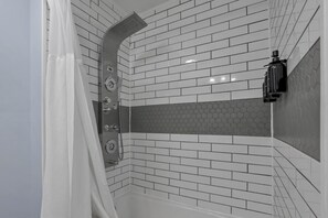 Haartrockner, Handtücher, Seife, Toilettenpapier